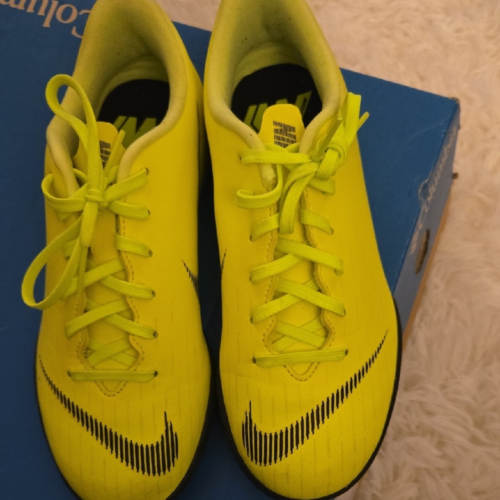 Jr Vapor 12 Academy GS IC Mercurial enginered for speed Nike yellow/green